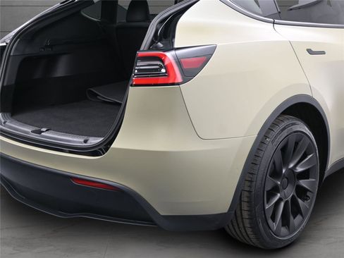 Used 2021 Tesla Model Y Long Range image 24