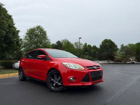 Used 2014 Ford Focus SE w/ Equipment Group 201A FWD image 2