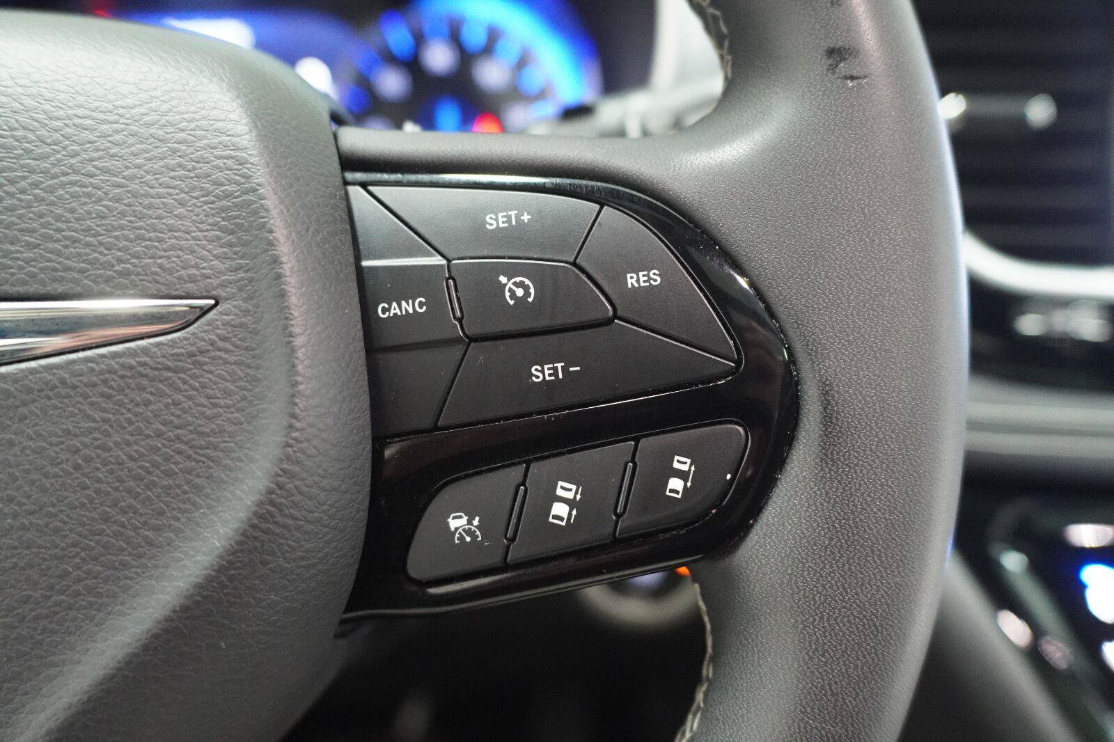 Used 2025 Chrysler Pacifica Limited FWD image 16