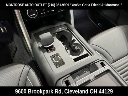 New 2024 Land Rover Discovery Dynamic SE image 16