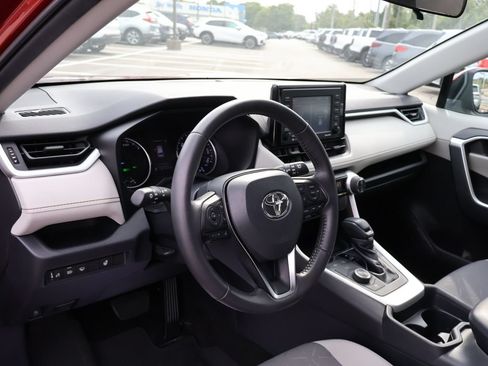 Used 2020 Toyota RAV4 XLE w/ XLE Grade Weather Package AWD/4WD image 16