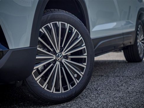 New 2026 Volkswagen Taos SE image 2