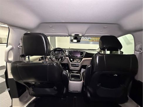 Used 2023 Chrysler Pacifica Touring-L image 15