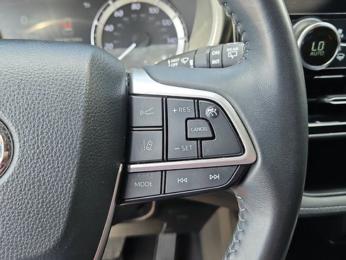 Used 2023 Toyota Highlander XSE FWD image 15
