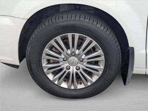 Used 2014 Chrysler Town & Country Touring-L w/ Driver Convenience Group image 24