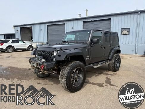 Used 2018 Jeep Wrangler Unlimited Sahara AWD/4WD image 3