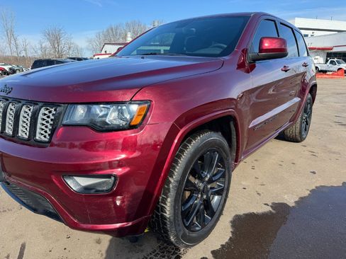 Used 2017 Jeep Grand Cherokee Altitude image 9
