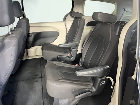 Used 2023 Chrysler Voyager LX FWD image 11
