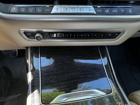 Used 2021 BMW X7 M50i AWD/4WD image 27