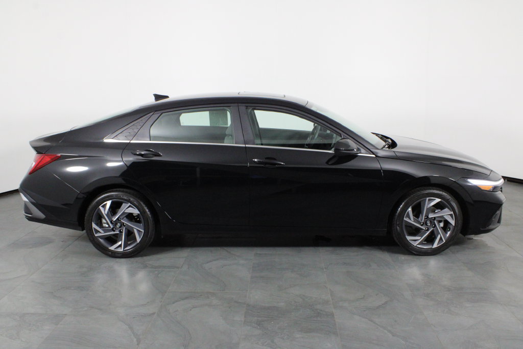 Certified 2025 Hyundai Elantra SEL FWD image 12