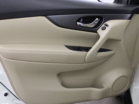 Used 2016 Nissan Rogue SV FWD image 16