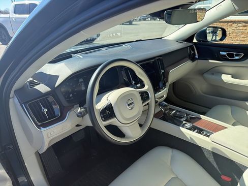 Used 2021 Volvo S60 T5 Momentum w/ Advanced Package image 4