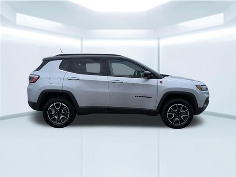Used 2024 Jeep Compass Trailhawk AWD/4WD image 7