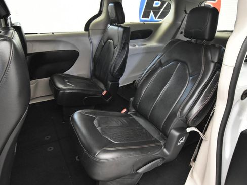 Used 2023 Chrysler Pacifica Touring-L image 12