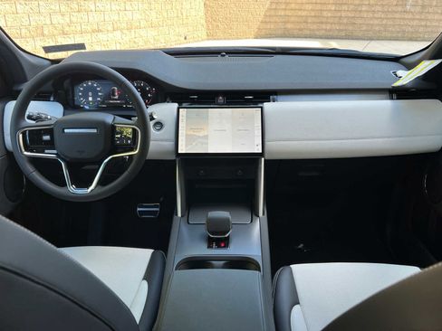 Used 2025 Land Rover Discovery Sport Dynamic SE image 8