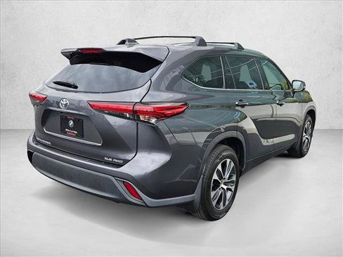 Used 2020 Toyota Highlander XLE AWD/4WD image 5