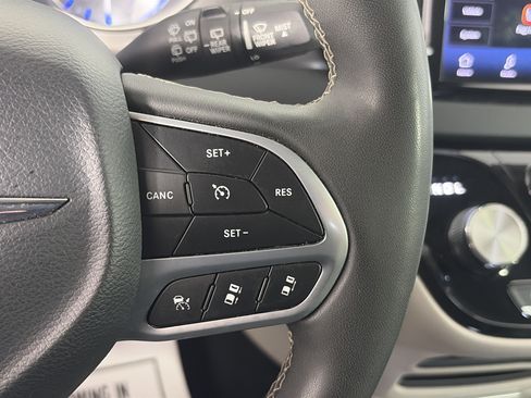 Used 2023 Chrysler Pacifica Touring-L FWD image 36