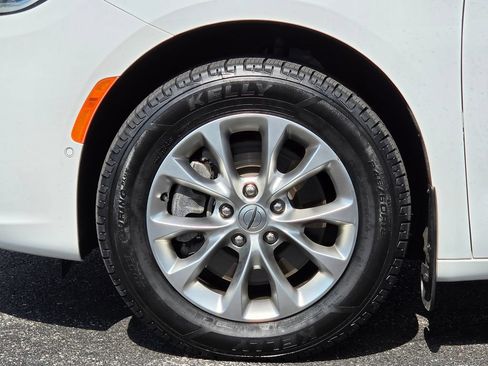 Used 2023 Chrysler Pacifica Touring-L AWD/4WD image 9