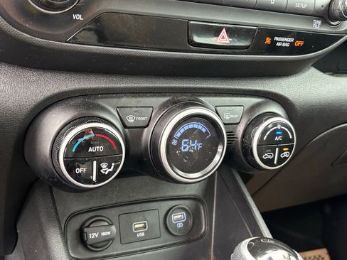 Used 2020 Hyundai Venue SEL FWD image 11