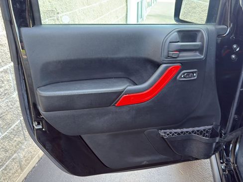 Used 2016 Jeep Wrangler Unlimited Sahara AWD/4WD image 4