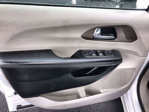 Used 2022 Chrysler Voyager LX FWD image 13