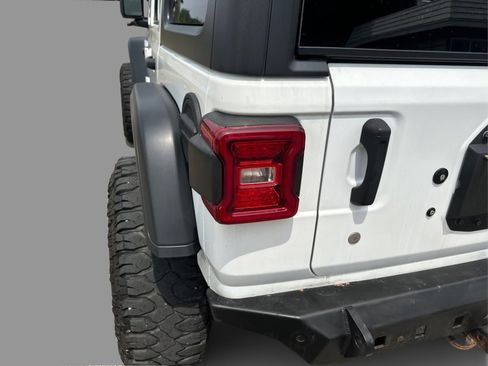 Used 2018 Jeep Wrangler Unlimited Rubicon w/ Dual Top Group AWD/4WD image 37