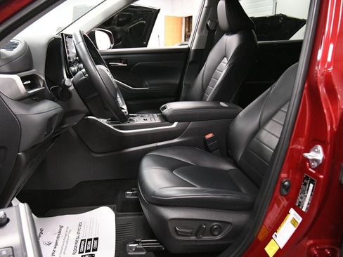 Used 2021 Toyota Highlander XLE image 17