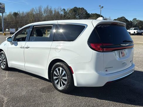 Used 2022 Chrysler Pacifica Touring-L image 6