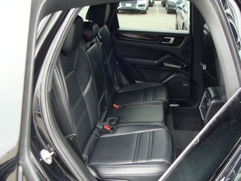 Used 2021 Porsche Cayenne AWD/4WD image 9