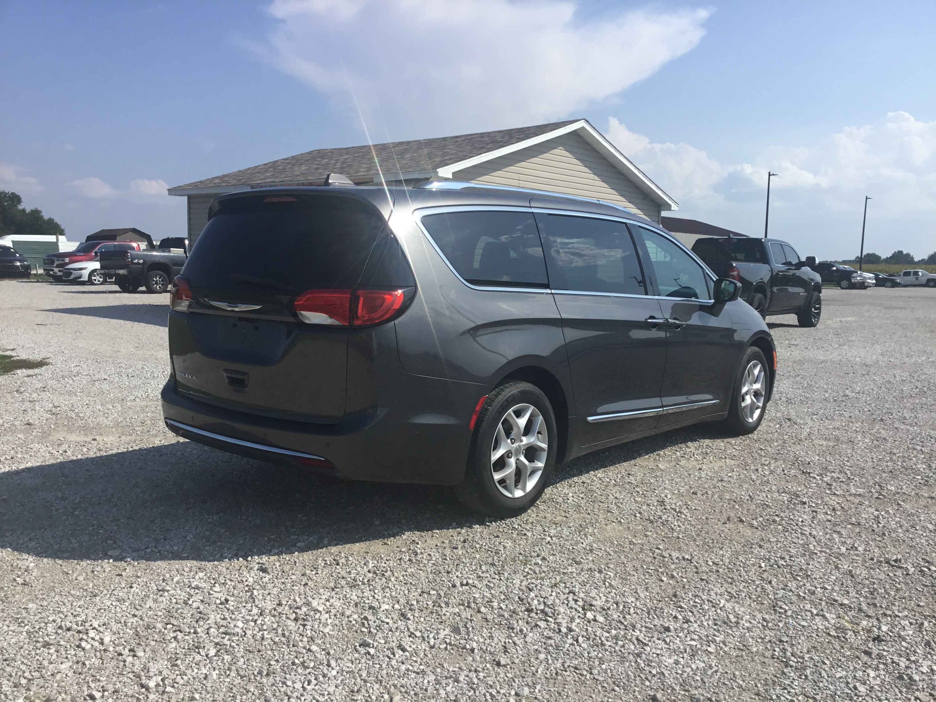 Used 2017 Chrysler Pacifica Touring-L Plus w/ Advanced Safetytec Group FWD image 3