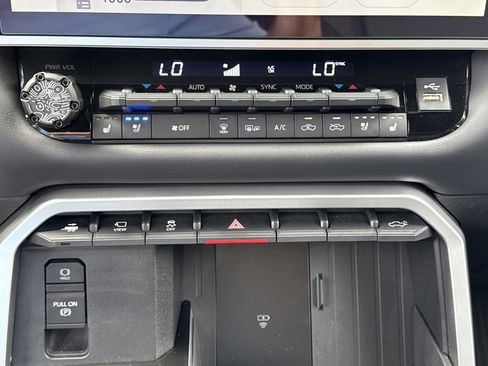 Used 2025 Toyota Tundra Platinum AWD/4WD image 33