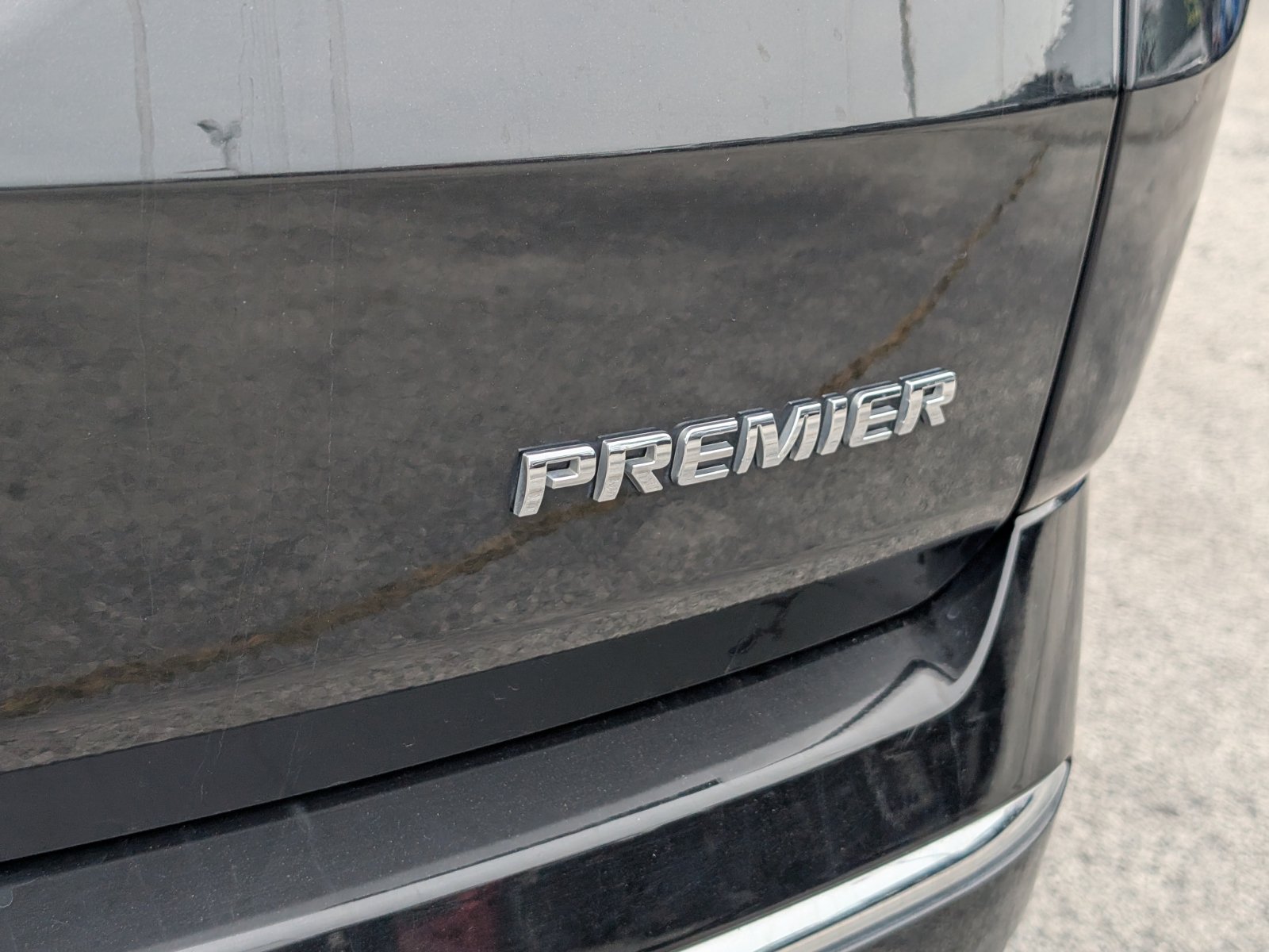 Used 2023 Chevrolet Traverse Premier FWD image 23