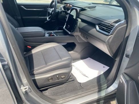 Used 2025 GMC Acadia Elevation w/ Elevation Premium Package image 9