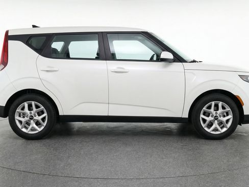 Used 2025 Kia Soul LX w/ LX Technology Package FWD image 11