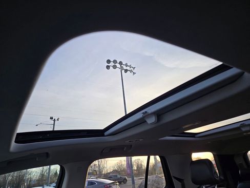 Used 2018 Chevrolet Traverse LT image 16