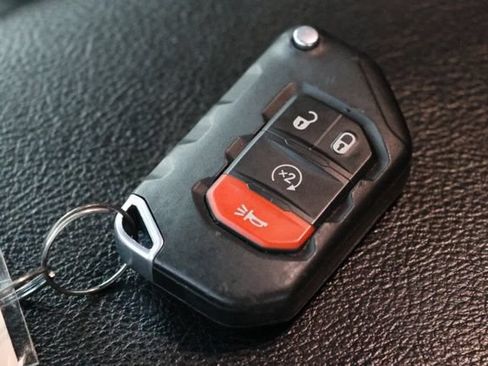 Used 2024 Jeep Wrangler Unlimited AWD/4WD image 39