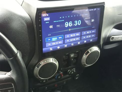 Used 2017 Jeep Wrangler Unlimited Sahara w/ Connectivity Group image 27