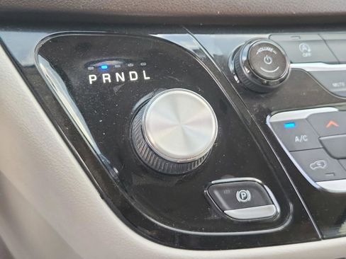 Used 2019 Chrysler Pacifica Touring-L image 25