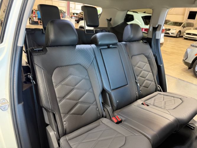 Used 2025 Volkswagen Atlas SE FWD image 32