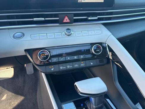 Certified 2025 Hyundai Elantra Limited image 17