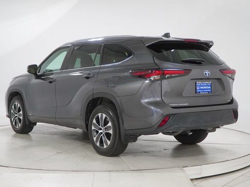 Used 2024 Toyota Highlander XLE AWD/4WD image 7