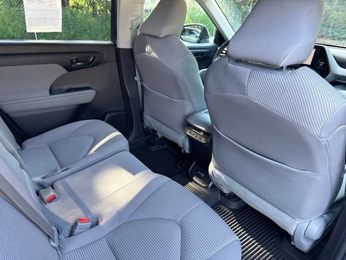 Used 2023 Toyota Highlander LE FWD image 13