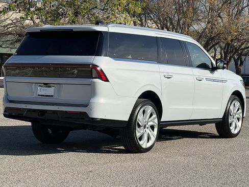 Certified 2025 Lincoln Navigator L Reserve image 4