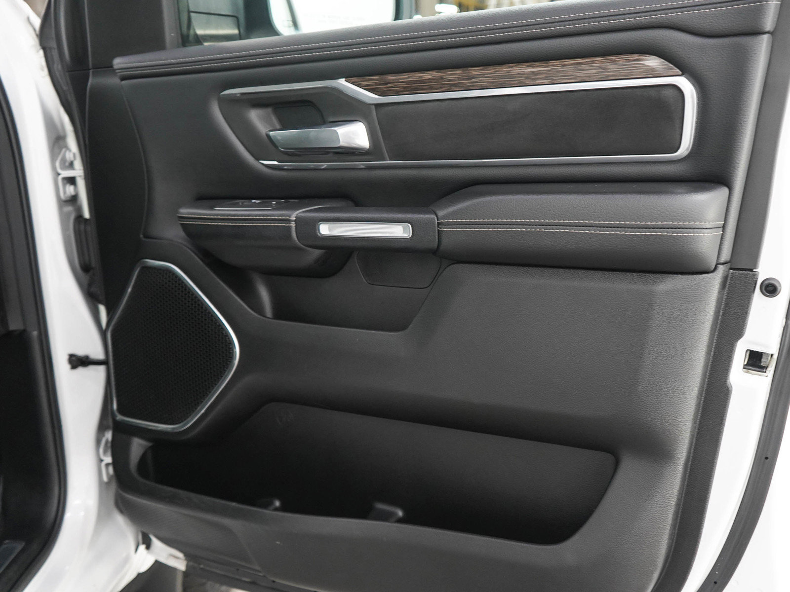 Used 2019 RAM 1500 Laramie AWD/4WD image 9