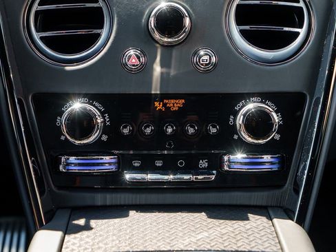 Used 2025 Rolls-Royce Cullinan Black Badge AWD/4WD image 57
