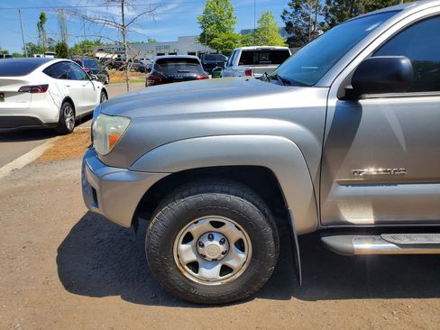 Used 2015 Toyota Tacoma PreRunner w/ SR5 Package image 3