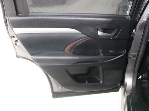 Used 2015 Toyota Highlander XLE image 22