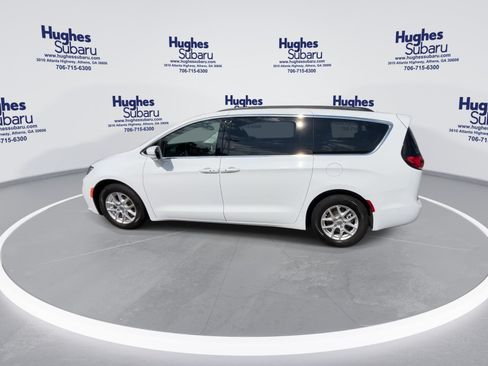 Used 2022 Chrysler Pacifica Touring-L w/ Uconnect Theater Family Group FWD image 7