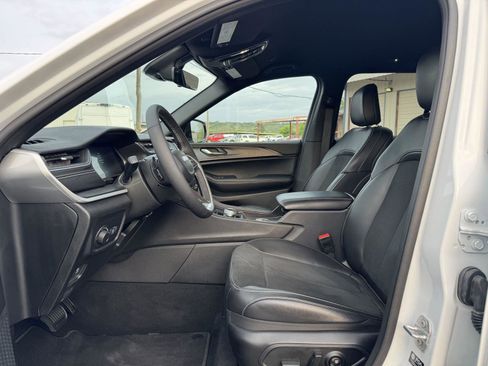 Used 2025 Jeep Grand Cherokee Altitude AWD/4WD image 24