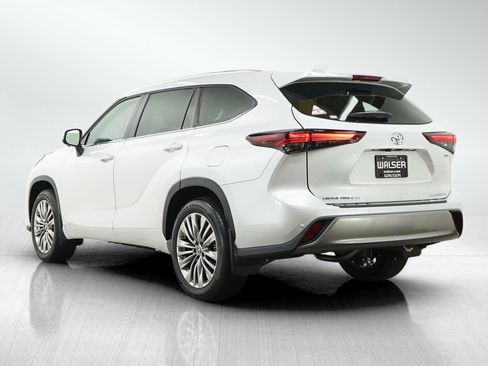 Used 2026 Toyota Highlander Platinum AWD/4WD image 3